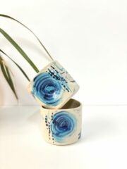 tasse design bleu realisee a la main